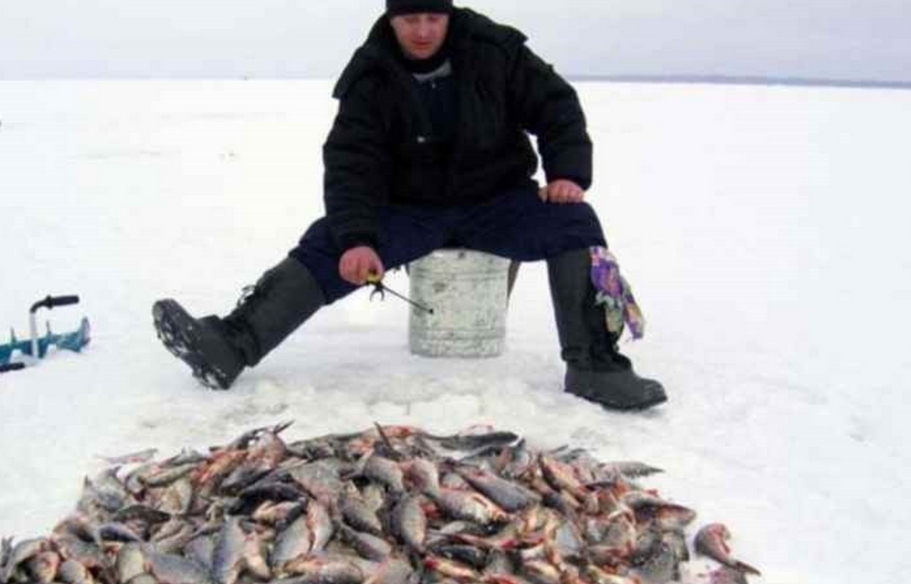 Рыбак на зимней рыбалке