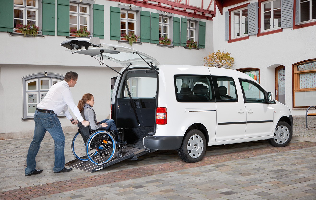 Какая машина для инвалидов. Фольксваген Кадди для инвалидов колясочников. Volkswagen Caddy для инвалидов. Подъёмник для инвалидов VW t5.